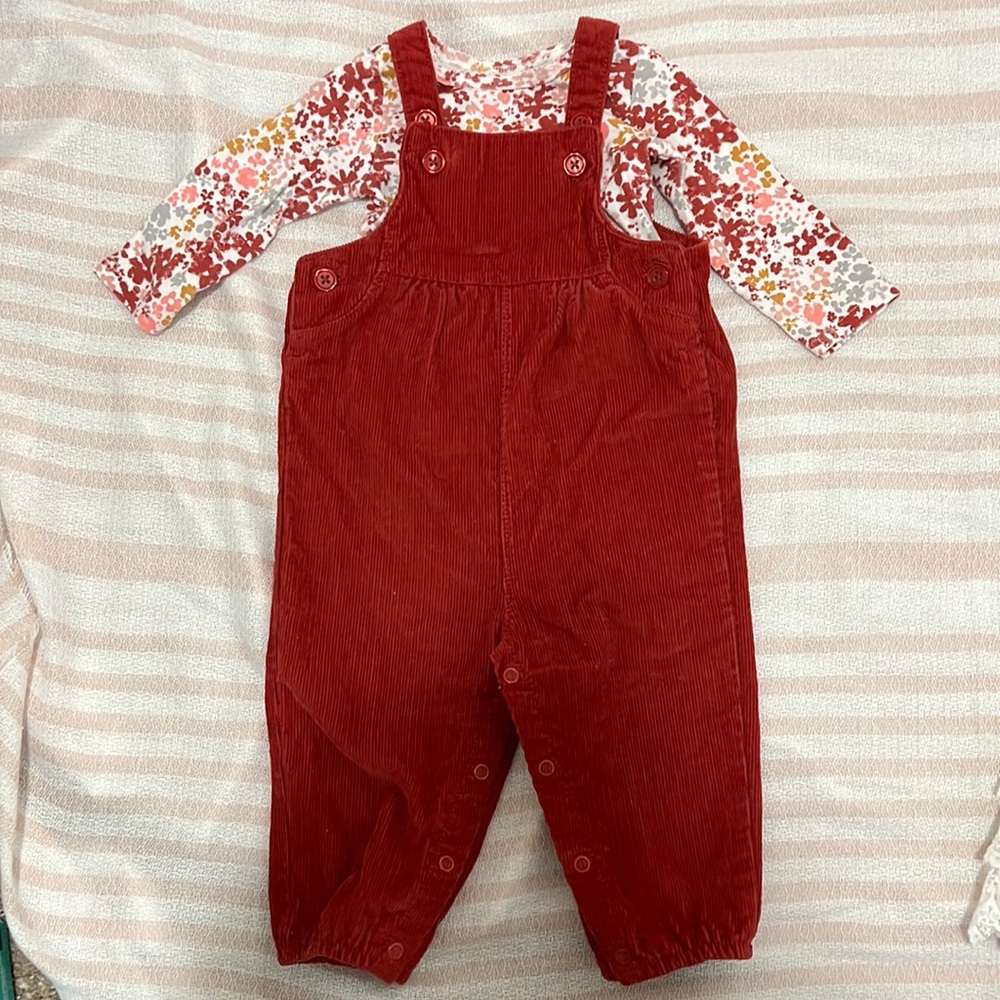 Only worn one time for a picture. No stains!!!